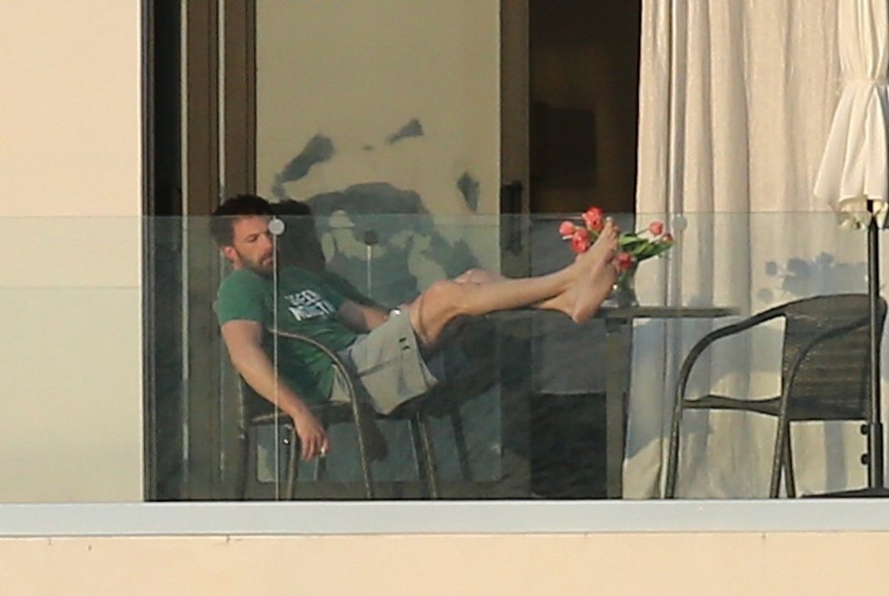 Znuděný Ben Affleck v luxusním domku, který si pronajal s JLo.