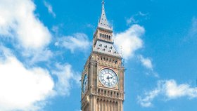 Londýnská věž parlamentu se zvonem Big Ben se náklání. Patrně za tom může linka metra