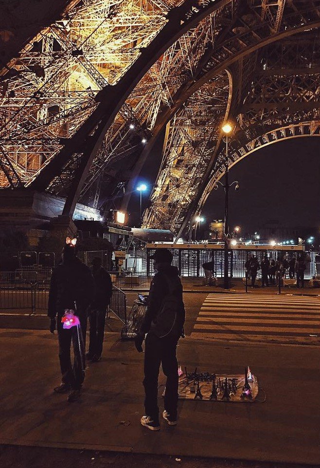 &#34;Pouliční prodavači mini Eiffelovek jsou pro mě už součástí té velké&#34; napsal Ben Cristovao u této fotky na svém instagramovém účtu