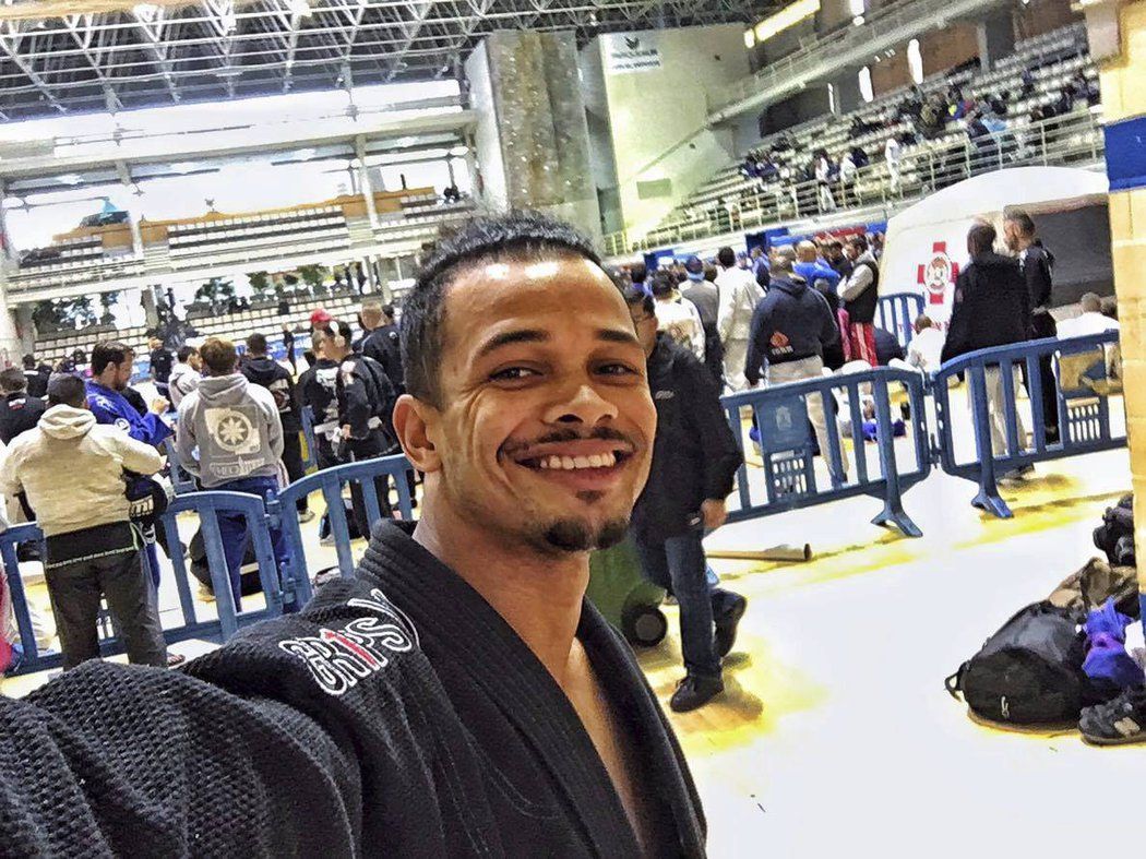 Zpěvák a bojovník na šampionátu brazilského jiu jitsu v Madridu