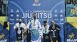 Ben Cristovao na mistrovství Evropy v brazilském jiu jitsu drží vlajku akademie Jungle BJJ