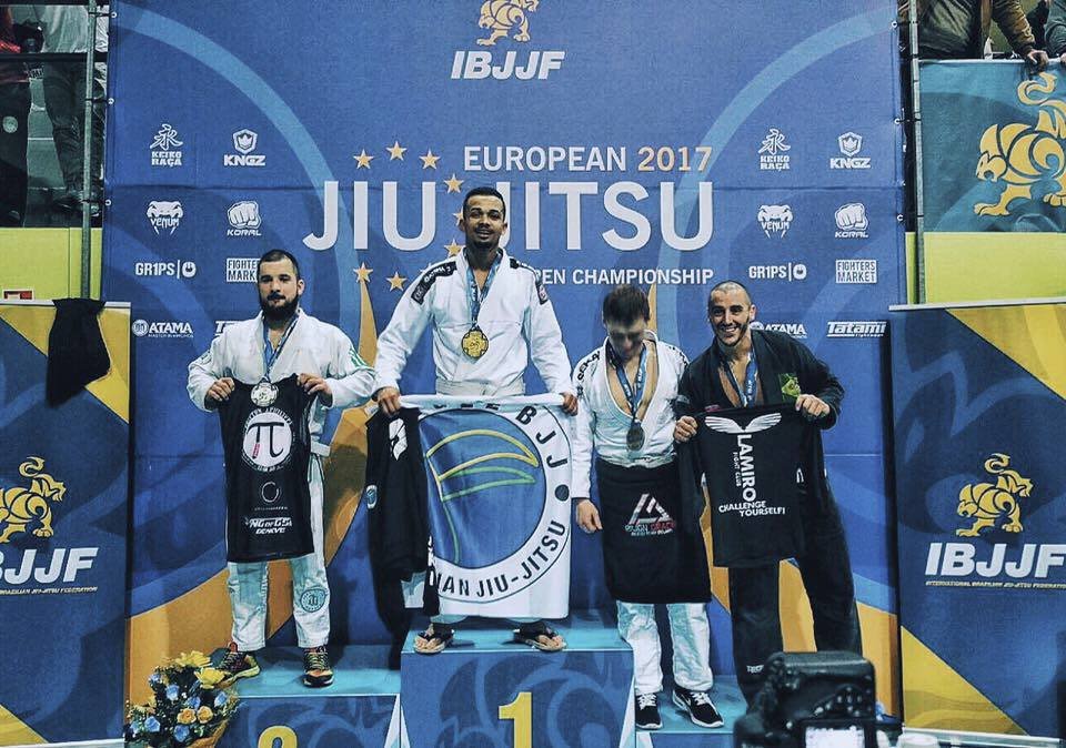 Ben Cristovao na mistrovství Evropy v brazilském jiu jitsu drží vlajku akademie Jungle BJJ
