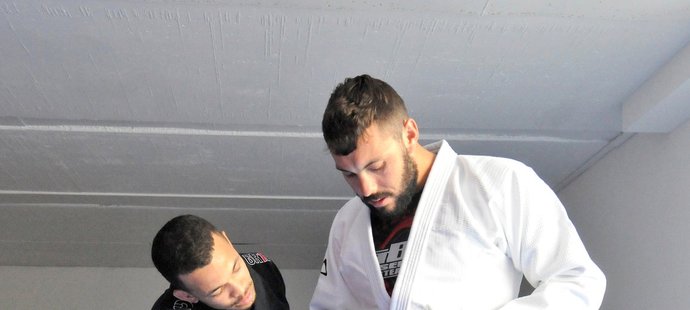 Populární zpěvák a úspěšný bojovník brazilského jiu jitsu Ben Cristovao radí před tréninkem olympijskému kajakáři Josefu Dostálovi, jak správně uvázat pásek u kimona