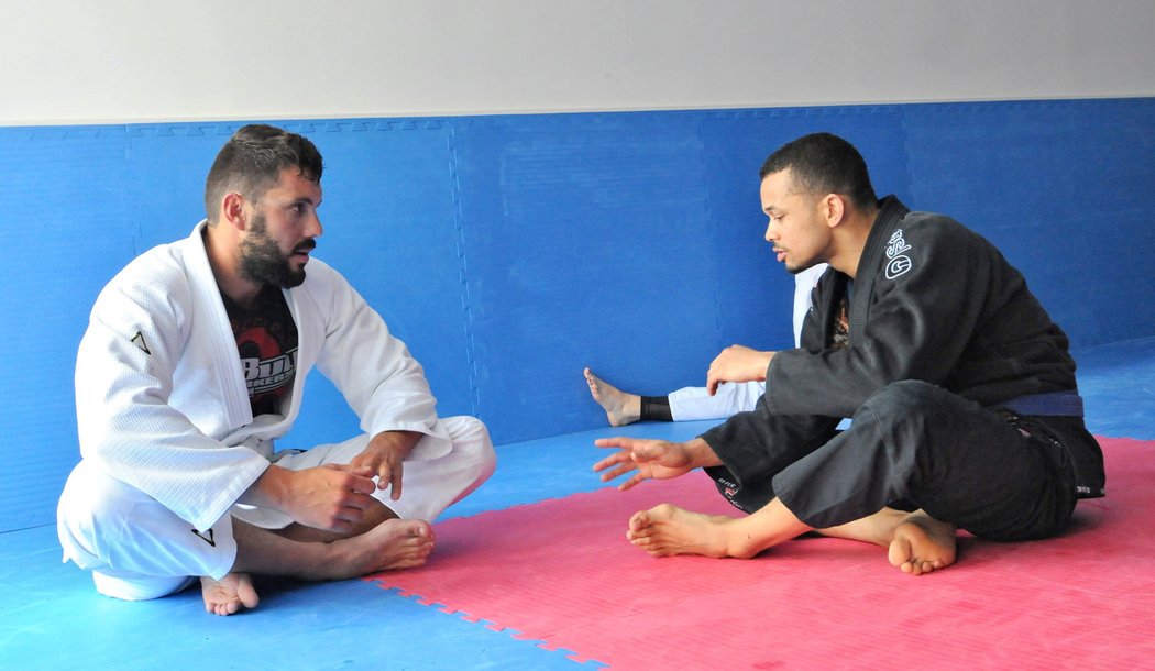 Ben Cristovao dává užitečné rady Josefu Dostálovi na tréninku brazilského jiu jitsu