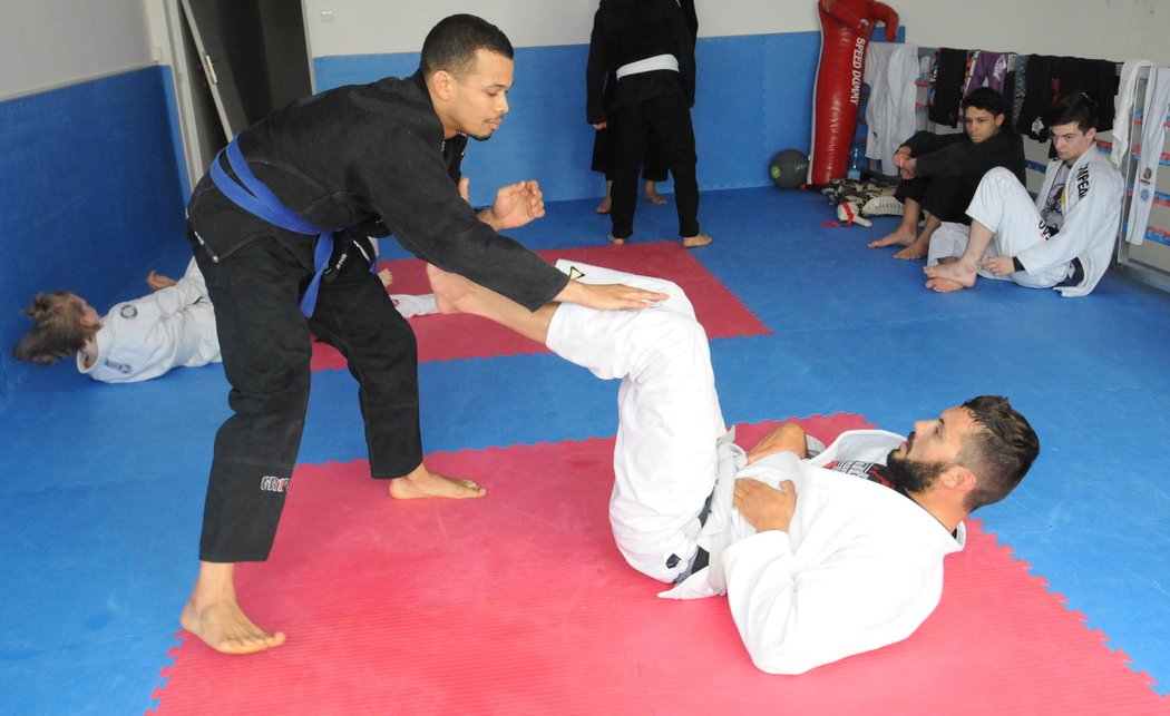 Josef Dostál se snaží na tréninku brazilského jiu jitsu ubránit útoku Bena Cristovao jenom pomocí nohou