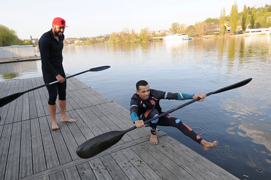 Ben Cristovoa zkouší balanc nad hladinou Vltavy