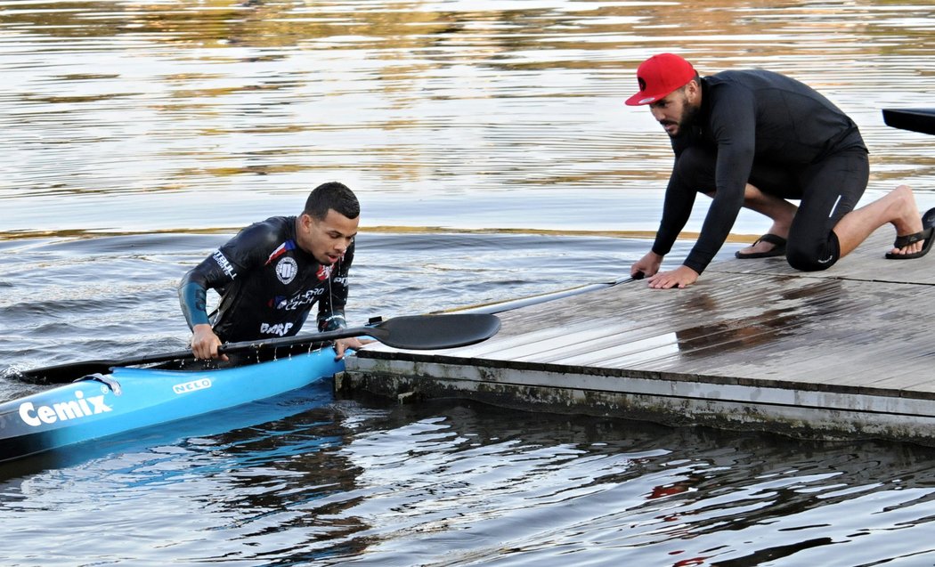 První pokus o udržení rovnováhy na vratkém kajaku se Benovi Cristovao nepodařil, do vody spadl během pár vteřin