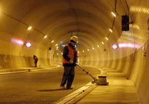 Tunel je ještě pro veřejnost uzavřen.