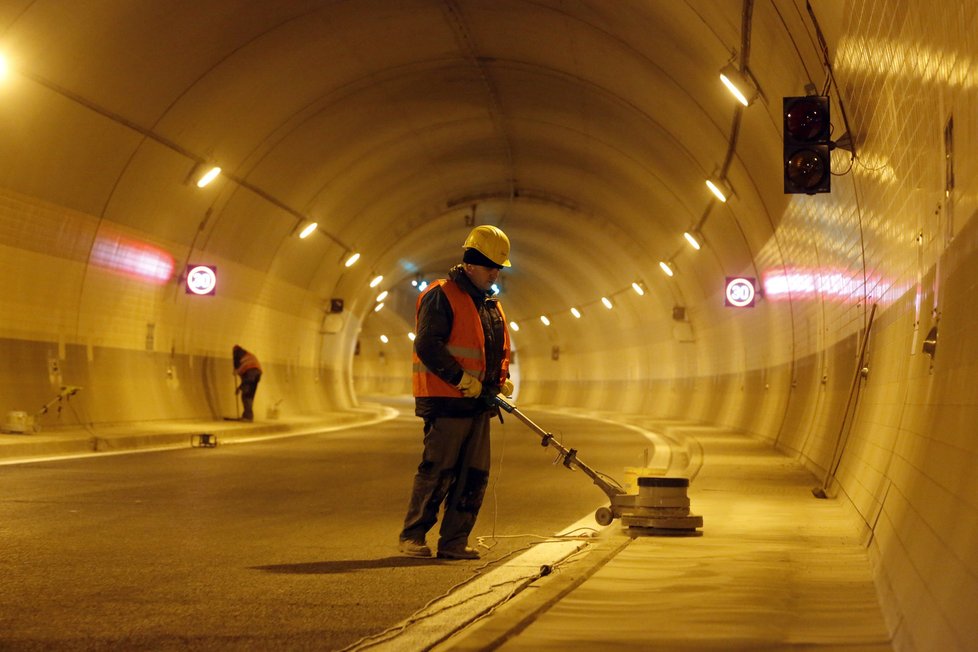 Tunel je ještě pro veřejnost uzavřen.