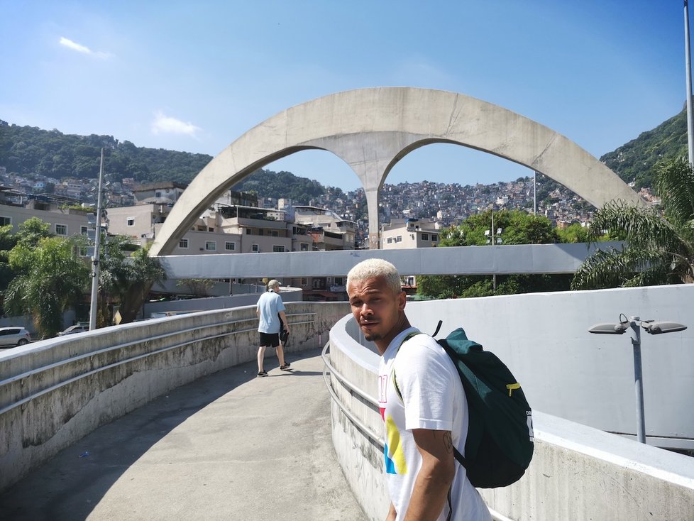 Ben Cristovao na dobrodružném výletu v Rio de Janeiru, kde natáčí svůj nový klip