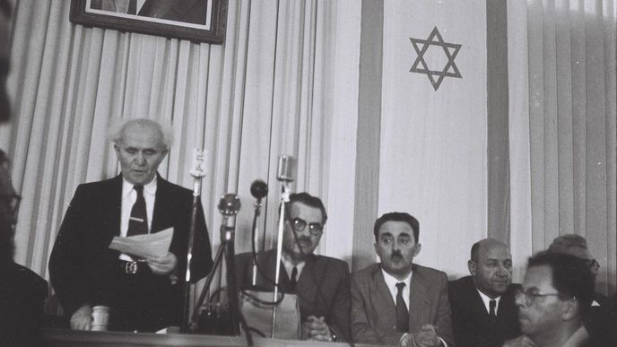 Čtrnáctého května 1948 vyhlásil předseda vlády Izraele David Ben Gurion nezávislost Izraele. Hned potom vpadly do země armády sousedních arabských zemí.