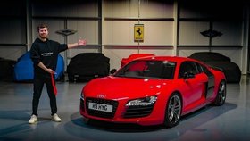 YouTuber Ben Rayne se bezmocně díval, jak jeho Audi R8 zachvátily plameny.