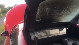 YouTuber Ben Rayne se bezmocně díval, jak jeho Audi R8 zachvátily plameny.
