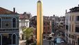 Dvacetimetrový zlatý sloup ohromil lidi v Benátkách