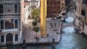 Dvacetimetrový zlatý sloup ohromil lidi v Benátkách