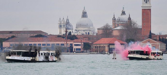 Fanoušci domácích Benátek a hostujícího AC Milán si cestou na utkání zkusili námořní bitvu.