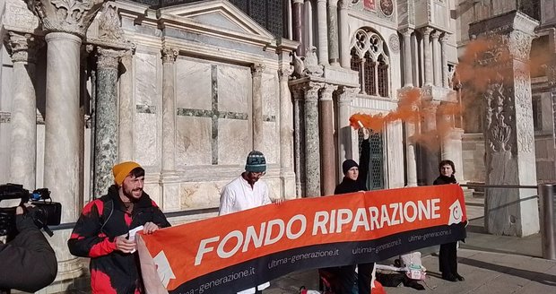 Ekologičtí radikálové poničili známou památku v Benátkách. Baziliku sv. Marka potřísnili bahnem