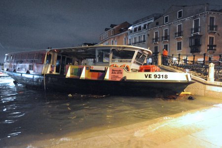 Vydatné deště zaplavily skoro polovinu historického centra Benátek., (13.11.2019). a snímku tzv. waterbus.