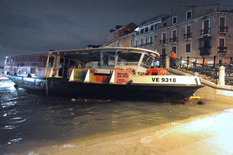 Vydatné deště zaplavily skoro polovinu historického centra Benátek., (13.11.2019). a snímku tzv. waterbus.