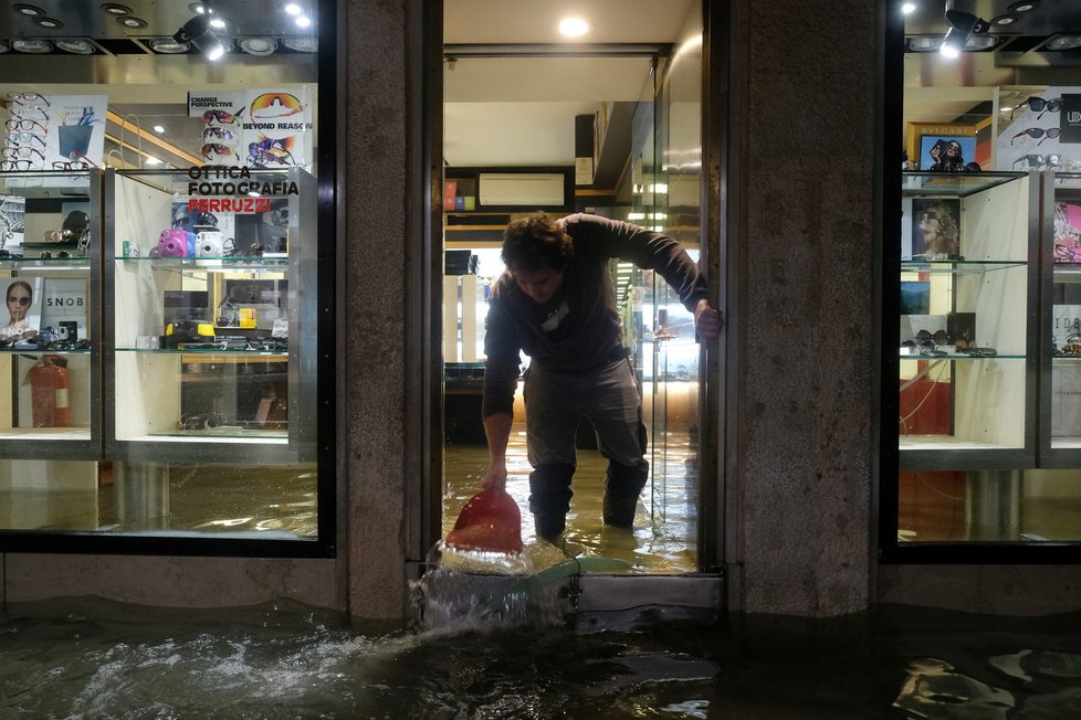 Vydatné deště zaplavily skoro polovinu historického centra Benátek., (13.11.2019).