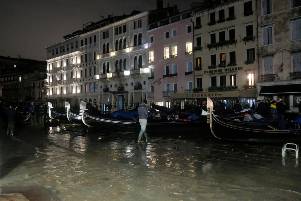 Vydatné deště zaplavily skoro polovinu historického centra Benátek. (13. 11. 2019)