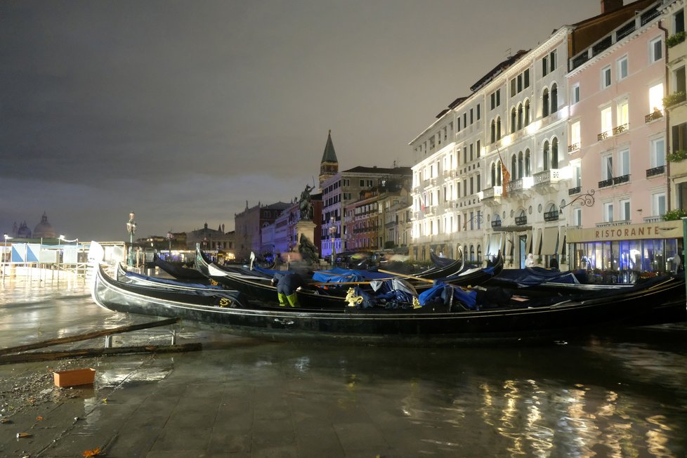 Vydatné deště zaplavily skoro polovinu historického centra Benátek. (13.11.2019)