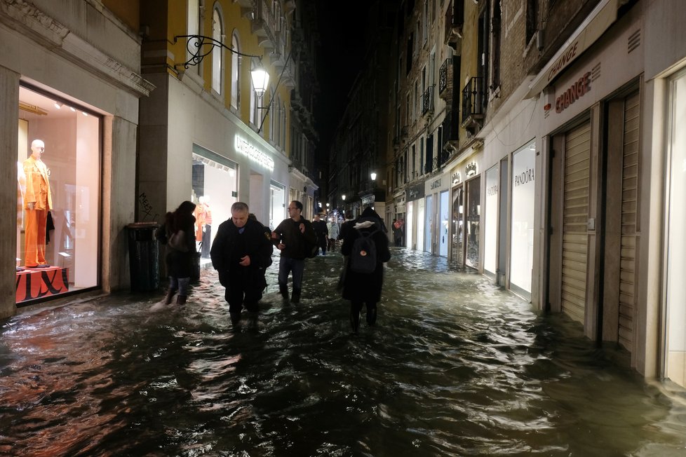 Vydatné deště zaplavily skoro polovinu historického centra Benátek., (13.11.2019).