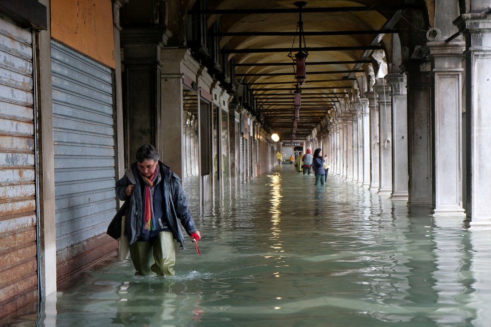 Vydatné deště zaplavily skoro polovinu historického centra Benátek. (13.11.2019)