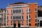 Luxusní palác Pisani Moretta se nachází u hlavní vodní městské tepny Velkého kanálu