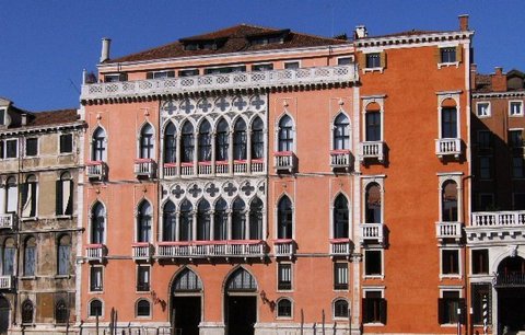 Hříšník Berlusconi kupuje v palác v Benátkách