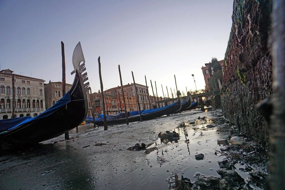 Benátky trápí nedostatek vody. Kanály se proměnily v bahnité strouhy.