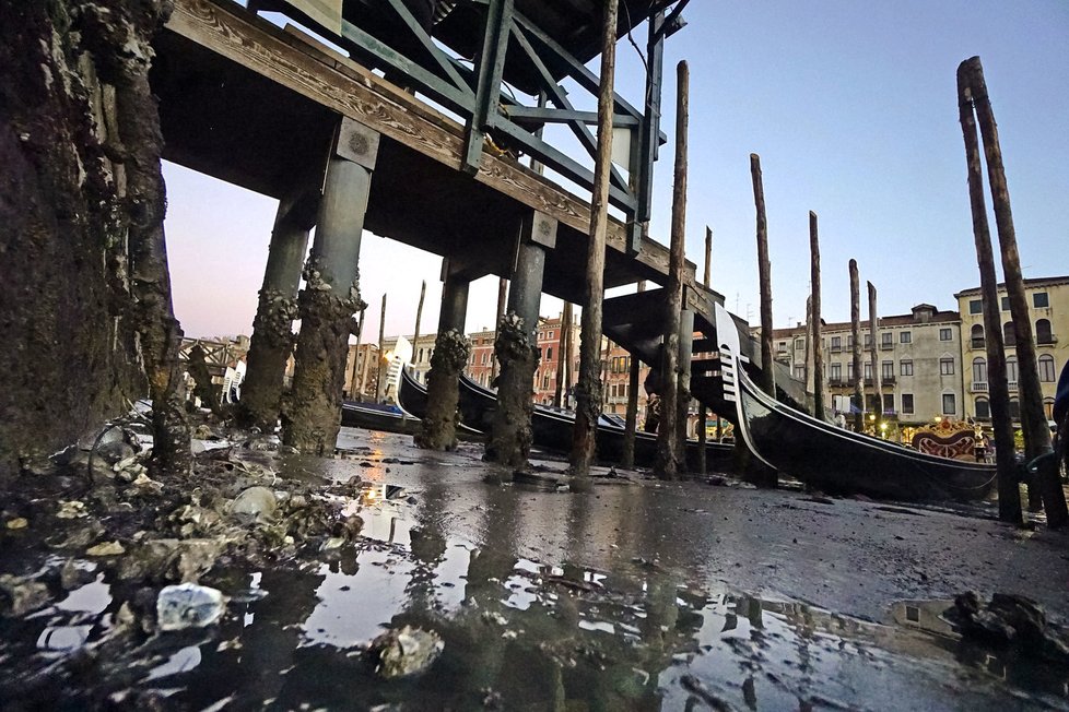 Benátky trápí nedostatek vody. Kanály se proměnily v bahnité strouhy.