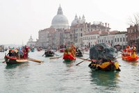 Benátky chtějí usměrnit turisty. Pohyb lidí hlídají speciální senzory