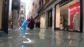 V Benátkách hladina vody přesáhla 150 centimetrů.