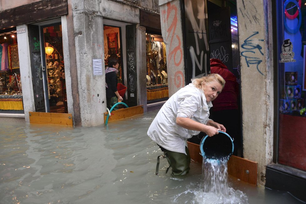 V Benátkách hladina vody přesáhla 150 centimetrů.