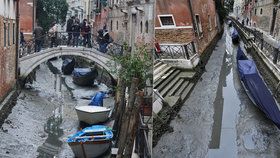 Benátky jsou na suchu a gondoly »parkují« v bahně.