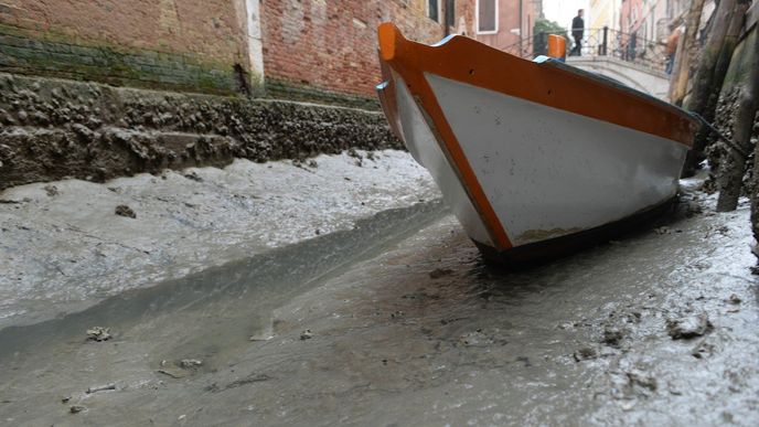 Benátky jsou na suchu a gondoly »parkují« v bahně.