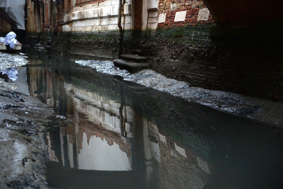 Benátky jsou na suchu a gondoly »parkují« v bahně.