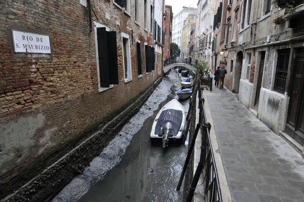 Benátky jsou na suchu a gondoly »parkují« v bahně.