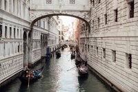 Plavání v kanálech, obnažování i krádeže gondol. Itálii trápí mimořádně neuctiví turisté