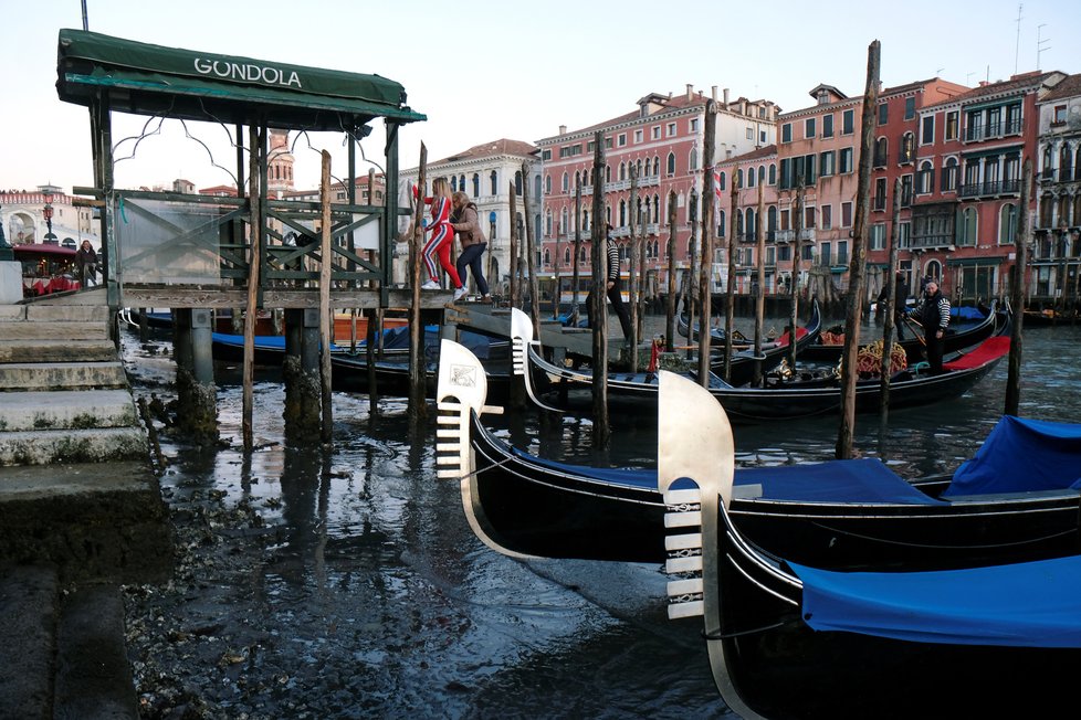 Vodní kanály v Benátkách jsou bez vody, (14.01.2020).