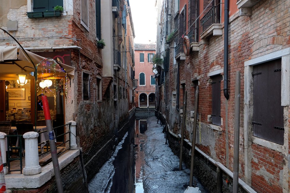 Vodní kanály v Benátkách jsou bez vody, (14.01.2020).