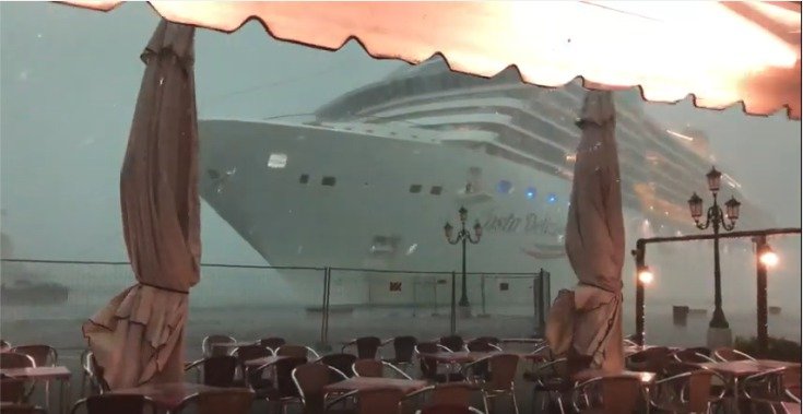 Do nábřeží a jachty v Benátkách málem znovu narazila výletní loď