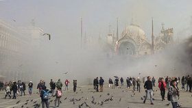 Turisty vyhledávané náměstí sv. Marka zahalil hustý dým.