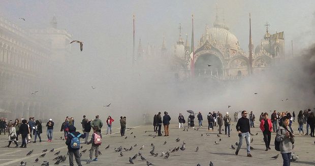 Panika v centru Benátek. Zloději odpálili kouřovou bombu na náměstí sv. Marka
