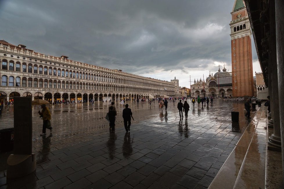 V Benátkách žije přibližně 55 tisíc lidí, denně je ale navštíví až 60 tisíc turistů.
