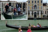 Turisté tloustnou a nevejdou se do gondol: V Benátkách seškrtali počet pasažérů