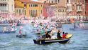 Připlutí první velké lodi do Benátek po koronaviru počátkem měsíce provázely protesty.
