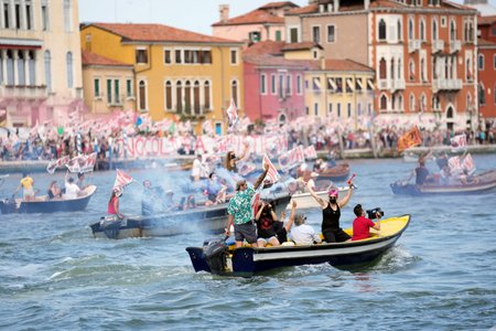Z italských Benátek po roce odplouvá první výletní loď, vyprovázejí ji protesty