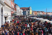 Masy turistů „terorizují“ Itálii. Dovolenkový ráj Čechů chystá tvrdá opatření